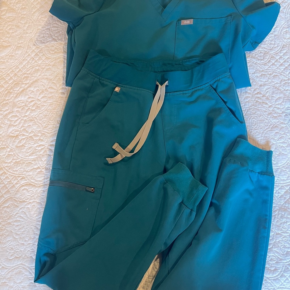 Figs Zamora Joggers and Catarina Top